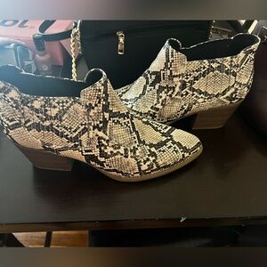 Heeled booties - snake skin